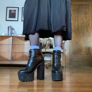 (SOLD) Truffle: Black Platform Boots 🖤